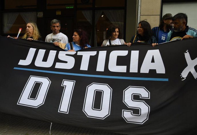 Archivo - Varias personas durante el reinicio del juicio por la muerte de Diego Armando Maradona, a 14 de abril de 2026, en Buenos Aires (Argentina). Audiencia en los tribunales de San Isidro, en la provincia de Buenos Aires, donde se reanuda desde cero e