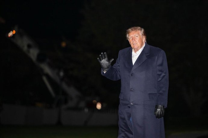 El presidente Donald Trump camina por el Jardín Sur de la Casa Blanca tras llegar a bordo del Marine One, luego de un viaje a San Antonio, Texas, donde asistió a un mitin de campaña previo a las elecciones de mitad de mandato de noviembre
