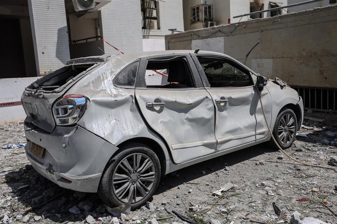Archivo - Equipos de rescate israelíes operan en un lugar residencial donde impactó un misil en una zona residencial en Beerseba, en el sur de Israel   