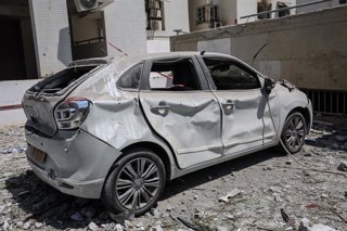 Archivo - June 24, 2025, Beâ€Er Sheva, Beâ€Er Sheva, israel: Israeli rescue teams operate at the scene of a missile strike on a residential area in Be'er Sheva, southern Israel, 24 June 2025. According to the Israeli military, Iran launched a barrage of b