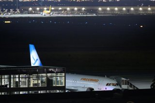 Archivo - 15 June 2026, Saxony, Leipzig: An airplane is parked at Leipzig/Halle Airport after midnight. The plane will take off early in the morning on a deportation flight to Afghanistan. Photo: Hendrik Schmidt/dpa