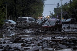 El desbordamiento de canales provocó un alud de barro en la comuna de Las Condes, arrastrando vehículos y dejando las calles cubiertas de lodo tras las fuertes lluvias que azotaron Santiago de Chile.