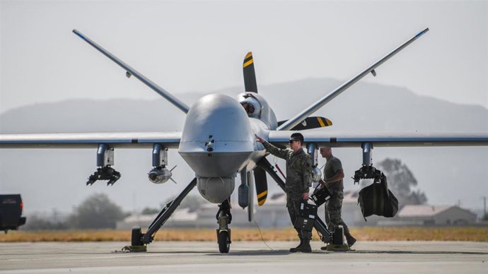 Archivo - Especialistas en armamento de la Fuerza Aérea de EEUU cargan munición real en un dron MQ-9 Reaper durante un ejercicio de entrenamiento