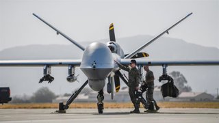 Archivo - Especialistas en armamento de la Fuerza Aérea de EEUU cargan munición real en un dron MQ-9 Reaper durante un ejercicio de entrenamiento