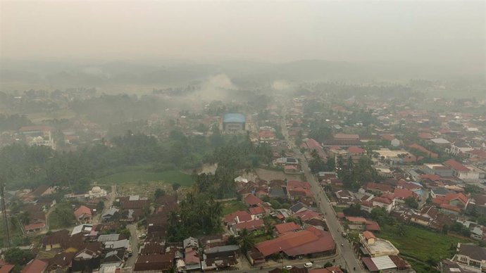 La ciudad de Solok, Indonesia, envuelta en una bruma tóxica por enormes incendios forestales (archivo)