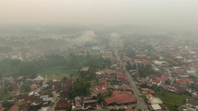 October 8, 2026, Solok, Indonesia: SOLOK, WEST SUMATRA, INDONESIA - OCTOBER 8, 2026: Residents go about their daily activities as the city is blanketed in thick haze caused by massive forest and land fires in Solok, West Sumatra, Indonesia. Toxic haze has
