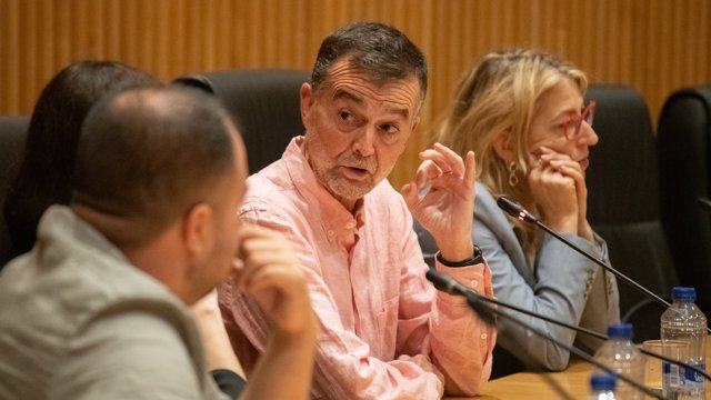 El coordinador Federal de Izquierda Unida, Antonio Maíllo (c), clausura la Jornada 'Nacionalidad española de los descendientes del exilio', en el Congreso de los Diputados, a 7 de octubre de 2026, en Madrid (España).