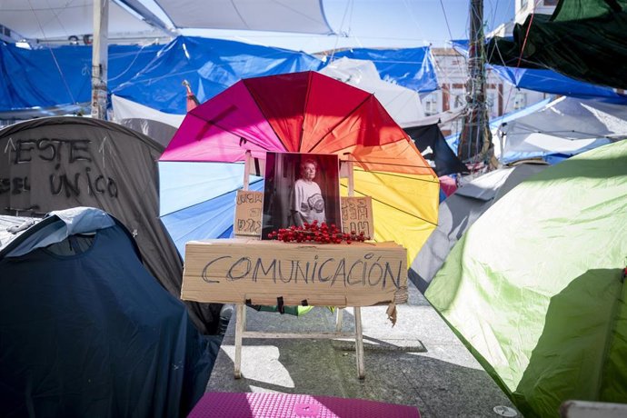 Flores y velas en homenaje a Maricarmen Abascal durante la acampada por la vivienda, en la Puerta del Sol, a 8 de octubre de 2026, en Madrid (España). 