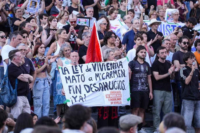 Imágenes de los manifestantes durante la concentración por una vivienda digna en la Plaza de la Encarnación, en Sevilla