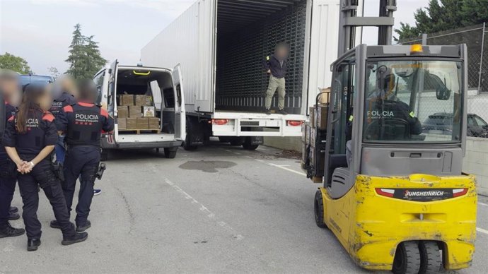 Imagen del operativo en una nave de Cabanes (Girona) en que se han desmantelado 8.025 kilos de hachís