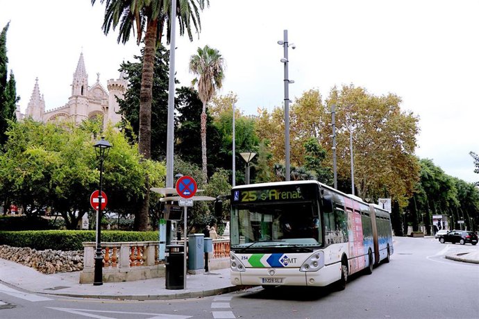 Archivo - Autobús en Plaza de la Reina.