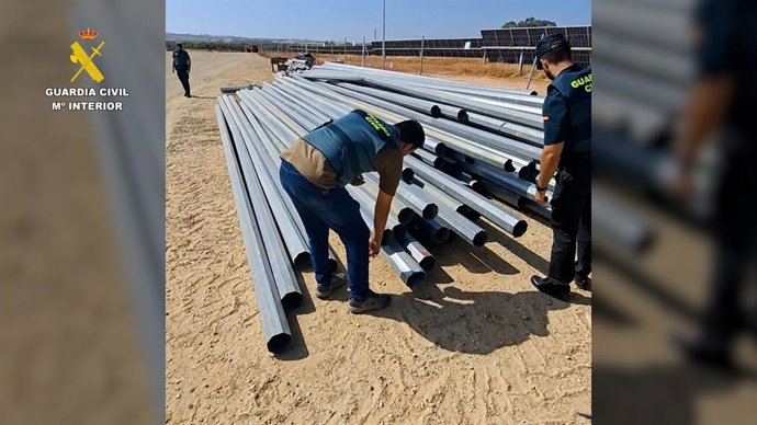 Agentes de la Guardia Civil comprobando los torquetubos.