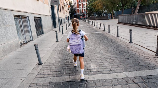 Archivo - Una niña de camino a la escuela.