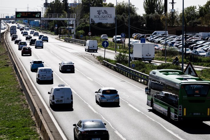 Archivo - Tráfico a la salida A7, en el inicio del Puente del Pilar, a 11 de octubre de 2023, en Madrid (España). La Dirección General de Tráfico (DGT) prevé 7.450.000 desplazamientos de largo recorrido durante los próximos cinco días del Puente del Pilar
