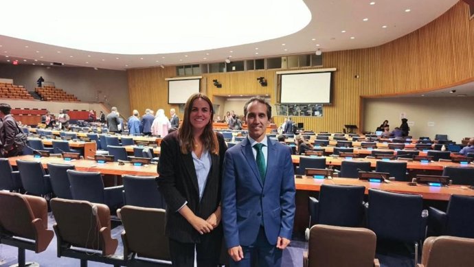 El presidente del IMAS, Guillermo Sánchez, y la directora insular de Centros y Programas de Atención Integral a la Infancia y la Adolescencia, Magdalena Ramis, este viernes en la ONU.