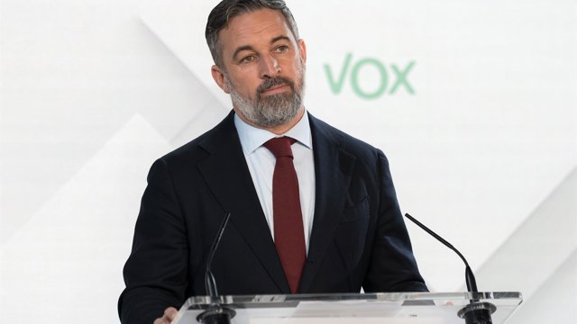 El presidente de Vox, Santiago Abascal, durante una rueda de prensa, en la sede del Vox, a 5 de octubre de 2026, en Madrid (España).