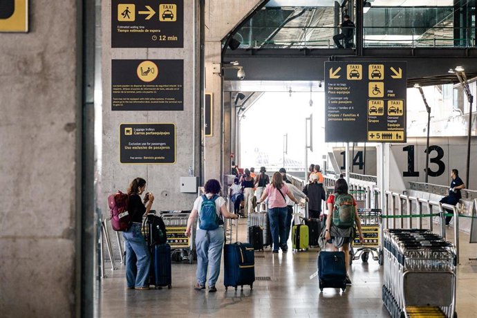 Archivo - Decenas de personas transitan por la T4 del Aeropuerto Adolfo Suárez Madrid-Barajas, a 30 de agosto de 2026, en Madrid (España). 