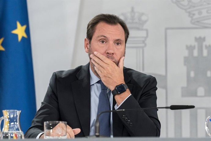 O ministro dos Transportes e Mobilidade Sustentável, Óscar Puente, durante a coletiva de imprensa após o Conselho de Ministros, no Palácio da Moncloa, em 15 de setembro de 2026, em Madri (Espanha). O governo abordou no Conselho de Ministros e em 