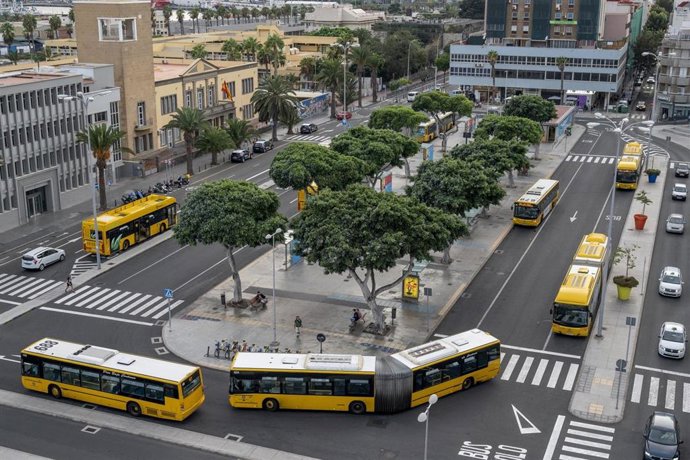 Archivo - Terminal de Guaguas Municipales en la Plaza Manuel Becerra