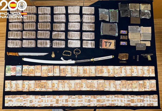 Operación antidroga con 6 detenidos en Vigo y Ponteareas e intervenidos más de medio millón de euros, armas y vehículos