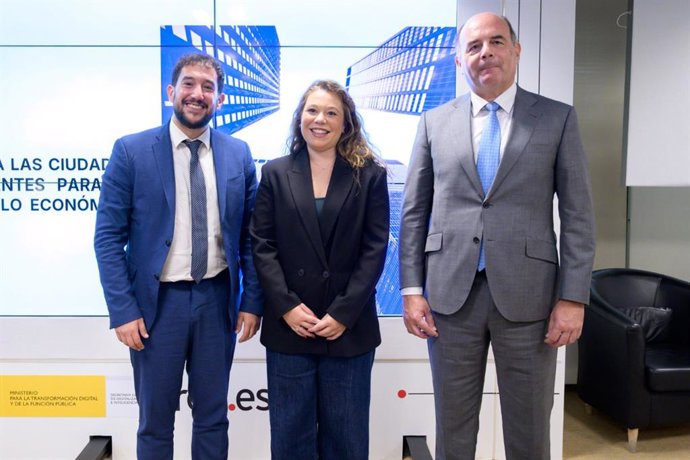 Imagen de la delegación de Red.Es que presenta el proyecto 'Alcalá de Guadaíra Economía Transformadora: Industria y comercio conectados'.