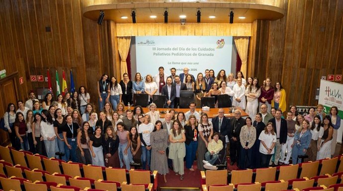 Encuentro entre sanitarios y familias de pacientes atendidos en la unidad de cuidados paliativos pediátricos.