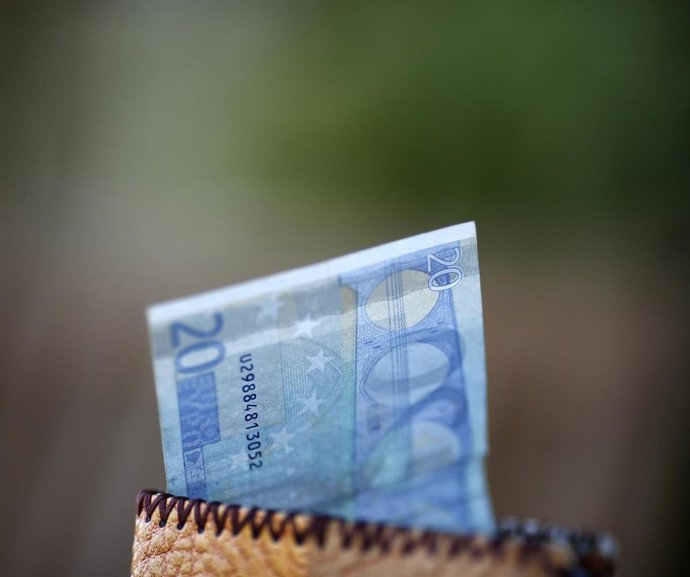 Archivo - Billetes, monedas, euros, euro, dinero