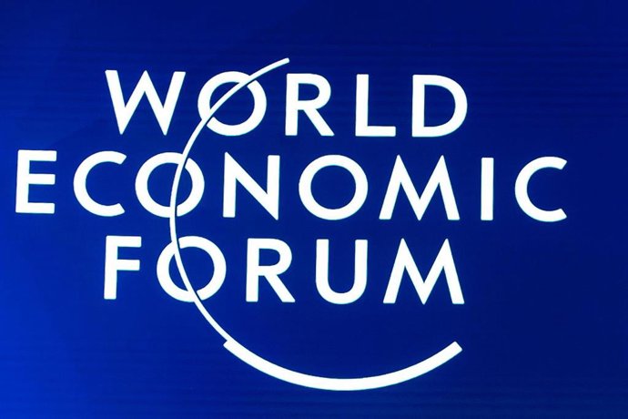 Archivo - FILED - 23 January 2020, Switzerland, Davos: The World Economic Forum logo is displayed on a board during a plenary session. Photo: Ciaran McCrickard/World Economic Forum/dpa - 
