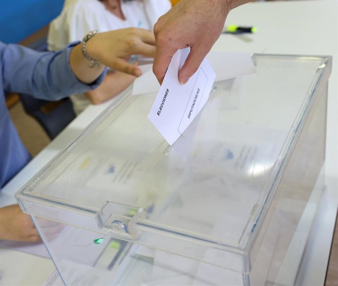 Archivo - Una persona ejerce su derecho a voto en un colegio público.