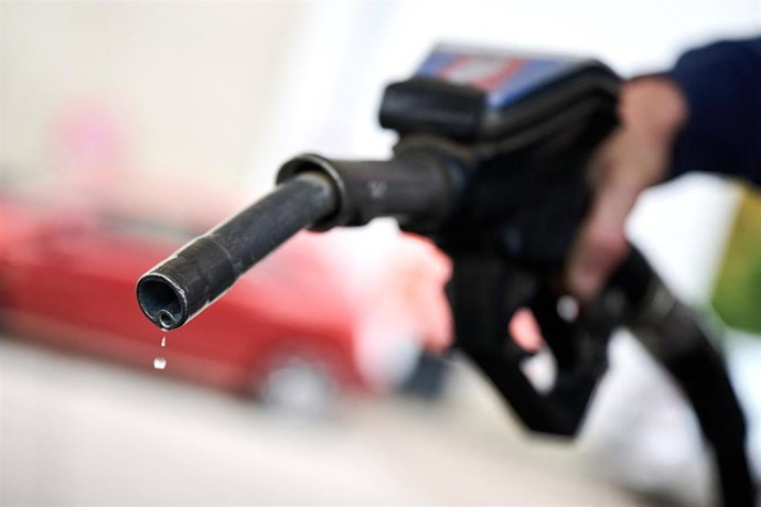 01 October 2026, Bremen: A drop hangs from the gas nozzle. From October 1 through the end of December 2026, the energy tax on gasoline and diesel will be reduced by about 14 cents per liter. According to the federal government, this will result in a total