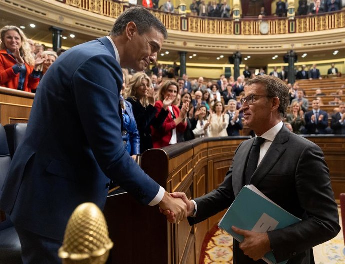 Archivo - El presidente del Gobierno, Pedro Sánchez (i), saluda al presidente del PP, Alberto Núñez Feijóo (d), tras ser Sánchez votado de nuevo jefe del Ejecutivo en el debate de su investidura, a 16 de noviembre de 2023, en Madrid (España). El secretari