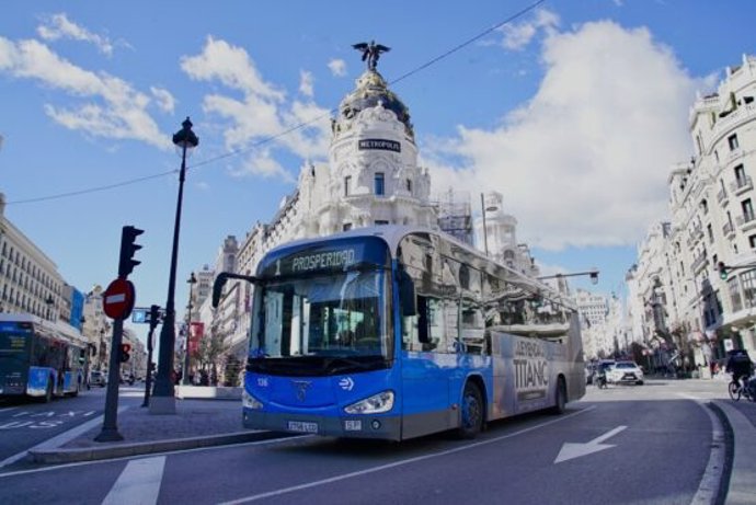 Autobús de EMT ehículos en Gran Vía con calle Alcalá