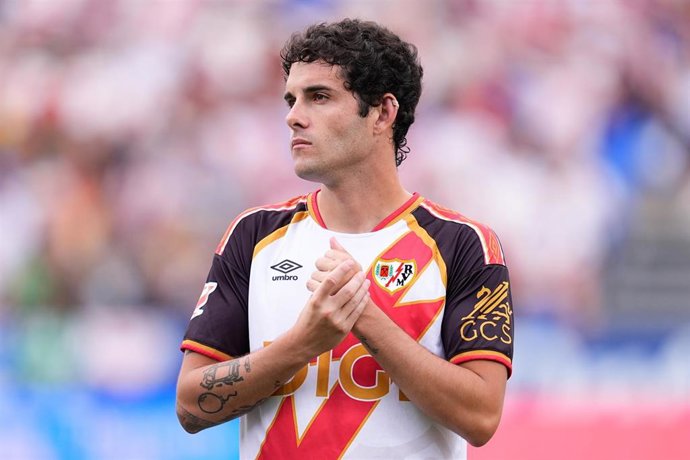 Archivo - El delantero del Rayo Vallecano Sergio Camello disputando el encuentro frente al Real Racing Club de Santander de LaLiga EA Sports 2026-27.
