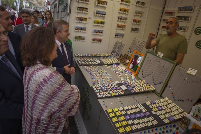 El presidente de Castilla-La Mancha, Emiliano García-Page, inaugura la Feria Regional de Artesanía, FARCAMA, que se celebra en el Paseo de Sisebuto (Toledo).