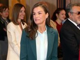 Foto: La Reina Letizia, de su impecable look 'work' en verde botella, a su aplaudida reflexión sobre la salud mental
