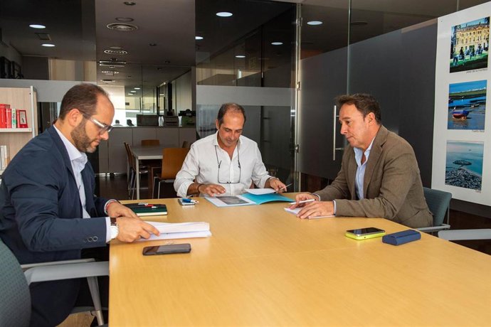 José Manuel Cossi reunido con el alcalde de Castellar.