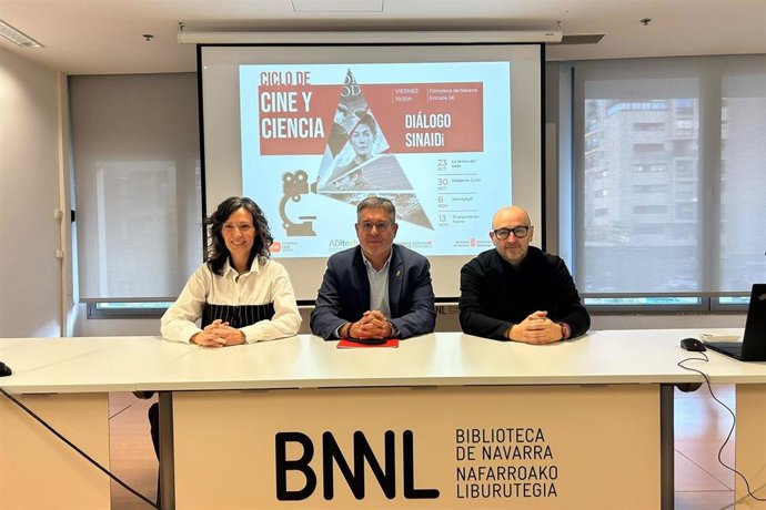 De izquierda a derecha: la directora general de Operaciones y Comunicación de ADItech, Carmen Cenoz; el consejero García; y el director de la Filmoteca de Navarra, Julio Mazarico.