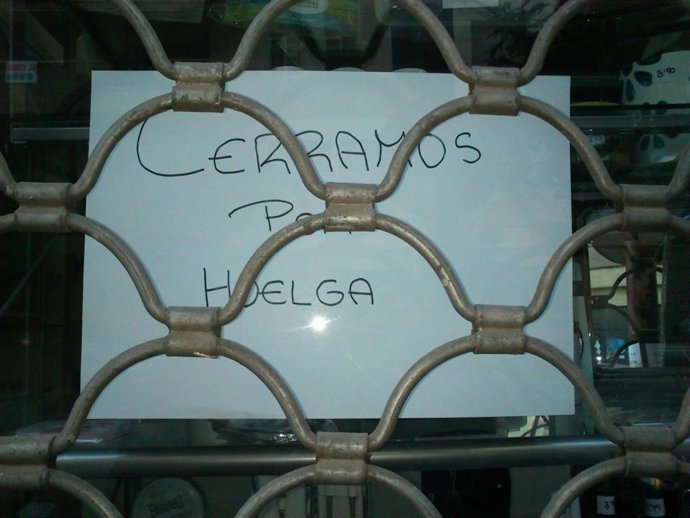 Archivo - Comercio cerrado por una huelga