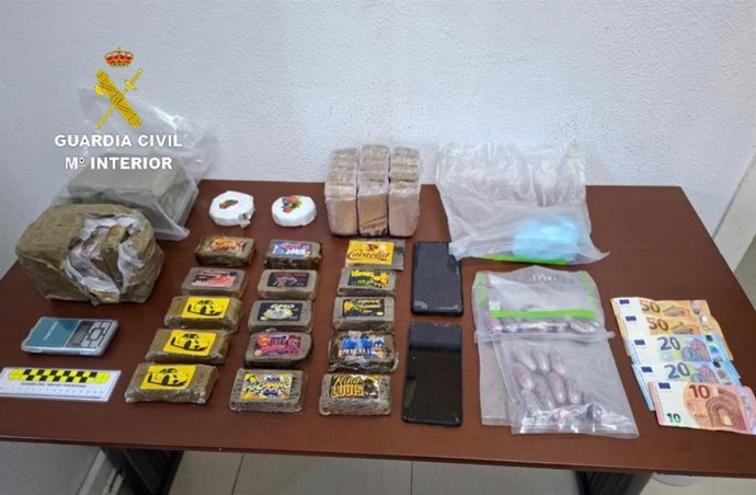 La Guardia Civil detiene a un vecino de Cangas tras intervenirle más de 5,4 kilos de hachís y 157 gramos de cocaína