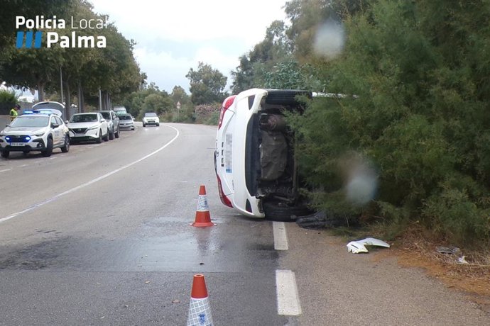 Vehículo volcado por el accidente.