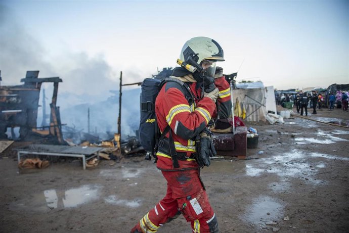Un bombero trabaja para extinguir el incendio, a 7 de octubre de 2026, en Albacete, Castilla-La Mancha (España). 