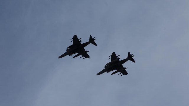 Aviones del Ejército del Aire sobrevuelan el centro de Madrid, a 1 de octubre de 2026, en Madrid (España).