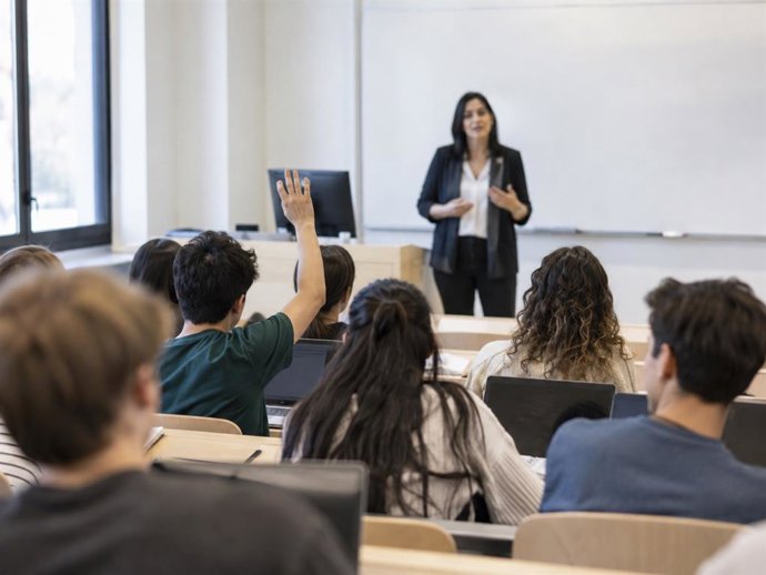 Un estudio de la UGR constata que la IA mejora el rendimiento académico inmediato, pero sus beneficios pueden no mantenerse a largo plazo. La investigación ha analizado el uso de un tutor basado en IA con 52 estudiantes del Grado de Educación Infantil.
