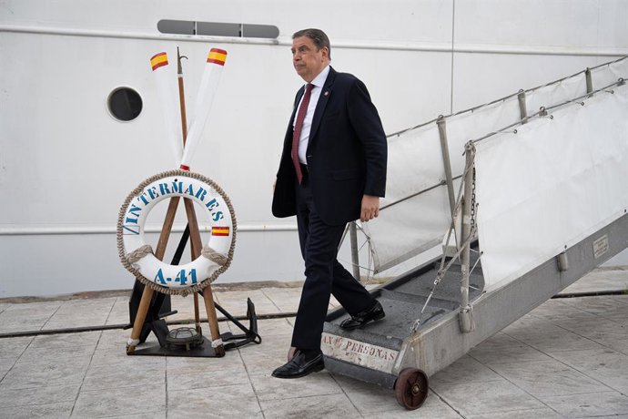 Archivo - El ministro de Agricultura, Pesca y Alimentación, Luis Planas, durante una visita al buque escuela y de cooperación pesquera Intermares, a 23 de julio de 2026, en Vigo, Pontevedra, Galicia (España).