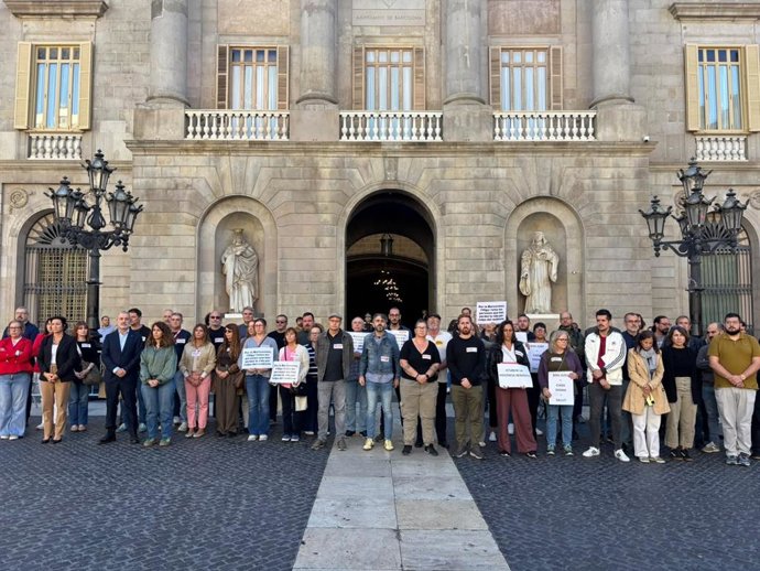 Autoridades durante el minuto de silencio por Olga Matute y Maricarmen Abascal ante el Ayuntamiento de Barcelona