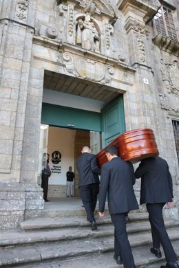 Llegada del féretro de Xosé Manuel Beiras al Museo do Pobo Galego