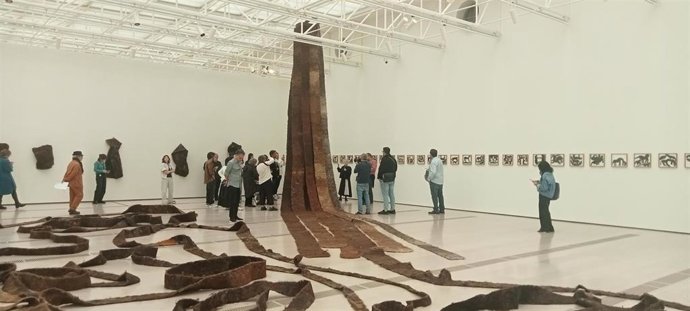 La creadora Solange Pessoa invita a recorrer su muestra en el Centro Botín "no solo con los ojos, sino con los sentidos"