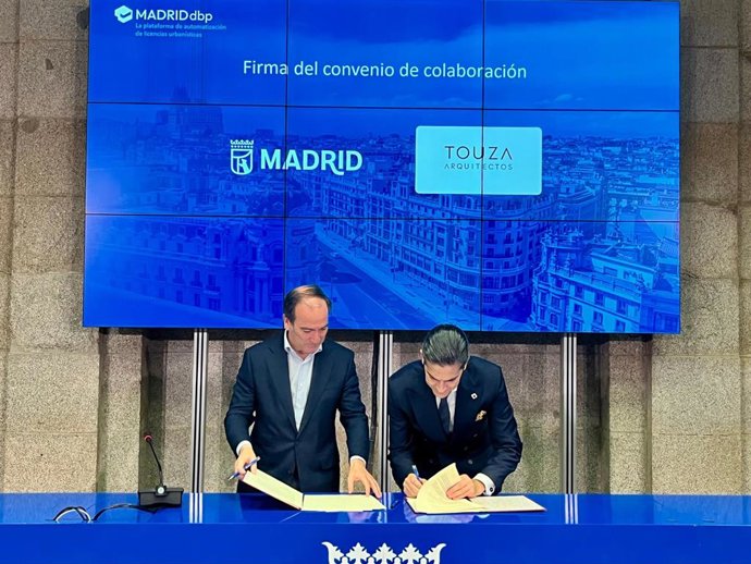 El delegado de Urbanismo, Medio Ambiente y Movilidad del Ayuntamiento de Madrid, Borja Carabante (i), firma los convenios para la puesta en marcha de la plataforma municipal MADRIDdbp.