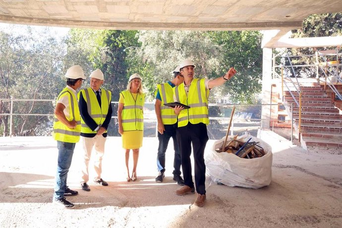 La alcaldesa de Marbella, Ángeles Muñoz, en la nueva biblioteca pública de San Pedro Alcántara, que estará finalizada en primavera de 2027