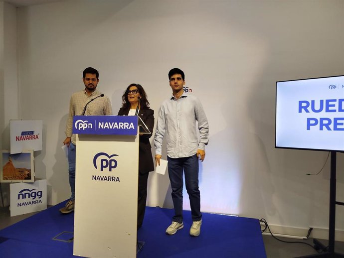 Lla portavoz de Juventud del Partido Popular de Navarra, Maribel García Malo, el presidente de NNGG de Navarra, Carlos Jiménez, y el secretario general de la organización juvenil del PPN, David Diago